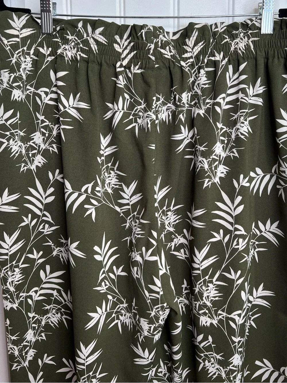 Worthington Olive Green Wide-Leg Floral Print Pants with Tie‎ Waist. Size Large.